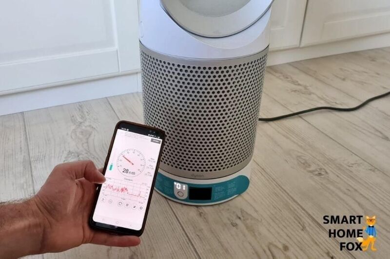 Auf dem Handy ist eine Lautstärkemessung zu sehen, im Hintergrund steht der Dyson Pure Cool Link TP02 Luftreiniger